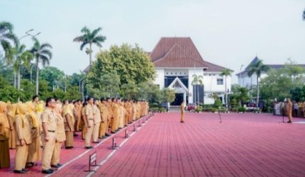 Keterangan Foto: Asep Aang Rahmatullah Sekda Karawang pimpin apel pagi di Plaza Pemda Karawang