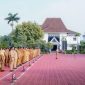 Keterangan Foto: Asep Aang Rahmatullah Sekda Karawang pimpin apel pagi di Plaza Pemda Karawang