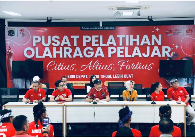 Keterangan Foto: Wakil Menteri Sosial Republik Indonesia Agus Jabo Priyono menghadiri pelepasan Kontingen Nasional Indonesia Garuda Baru Street Soccer yang akan mewakili Indonesia pada ajang Street Child World Cup di Mexico
