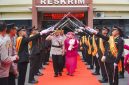 Foto: AKBP Fiki N. Ardiansyah Kapolres Karawang memimpin langsung upacara Serah Terima Jabatan di lapangan halaman Polres Karawang