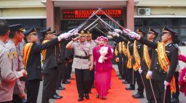 Foto: AKBP Fiki N. Ardiansyah Kapolres Karawang memimpin langsung upacara Serah Terima Jabatan di lapangan halaman Polres Karawang