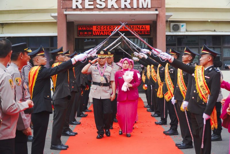 Foto: AKBP Fiki N. Ardiansyah Kapolres Karawang memimpin langsung upacara Serah Terima Jabatan di lapangan halaman Polres Karawang