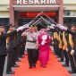 Foto: AKBP Fiki N. Ardiansyah Kapolres Karawang memimpin langsung upacara Serah Terima Jabatan di lapangan halaman Polres Karawang