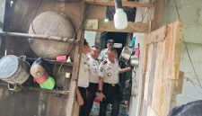 Keterangan Foto: Kusnali Kakanwil Ditjanpas Jabar meninjau bedah rumah warga tidak mampu di Warungkiara sukabumi