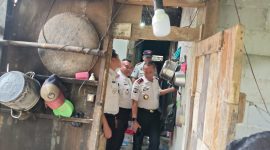 Keterangan Foto: Kusnali Kakanwil Ditjanpas Jabar meninjau bedah rumah warga tidak mampu di Warungkiara sukabumi