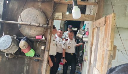Keterangan Foto: Kusnali Kakanwil Ditjanpas Jabar meninjau bedah rumah warga tidak mampu di Warungkiara sukabumi