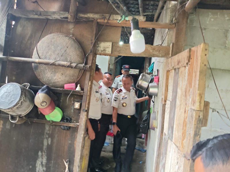 Keterangan Foto: Kusnali Kakanwil Ditjanpas Jabar meninjau bedah rumah warga tidak mampu di Warungkiara sukabumi