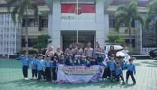Keterangan Foto: AKP Sudiriyanto Kasat Lantas Kepolisian Resor Karawang saat kegiatan edukatif polisi sahabat anak (polsanak)