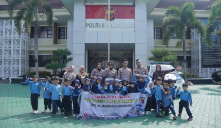 Keterangan Foto: AKP Sudiriyanto Kasat Lantas Kepolisian Resor Karawang saat kegiatan edukatif polisi sahabat anak (polsanak)