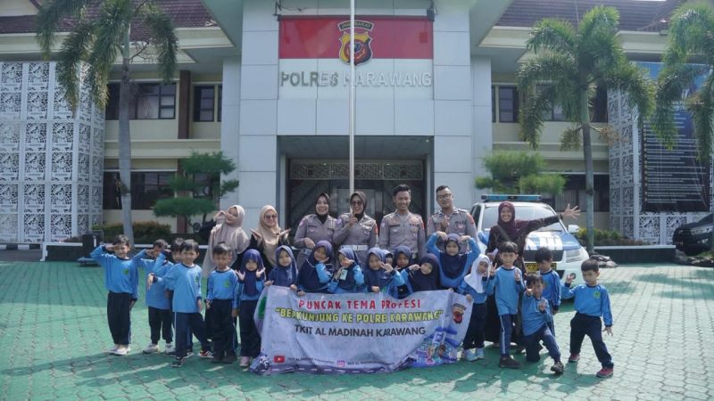 Keterangan Foto: AKP Sudiriyanto Kasat Lantas Kepolisian Resor Karawang saat kegiatan edukatif polisi sahabat anak (polsanak)