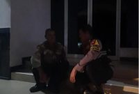 Keterangan Foto: Jajaran Polsek Telagasari gencarkan kegiatan pembinaan sistem keamanan lingkungan (siskamling) kepada warga Desa Pulosari