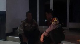 Keterangan Foto: Jajaran Polsek Telagasari gencarkan kegiatan pembinaan sistem keamanan lingkungan (siskamling) kepada warga Desa Pulosari