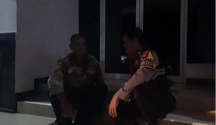 Keterangan Foto: Jajaran Polsek Telagasari gencarkan kegiatan pembinaan sistem keamanan lingkungan (siskamling) kepada warga Desa Pulosari