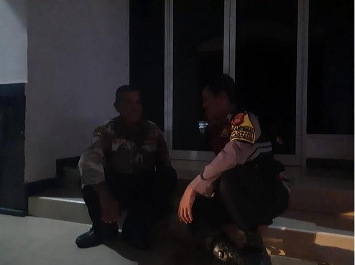 Keterangan Foto: Jajaran Polsek Telagasari gencarkan kegiatan pembinaan sistem keamanan lingkungan (siskamling) kepada warga Desa Pulosari
