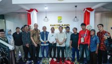Keterangan Foto: Pemerintah Kabupaten Karawang bersama Dinas Sosial menjemput delapan warga Karawang yang menjadi korban dugaan TPPO