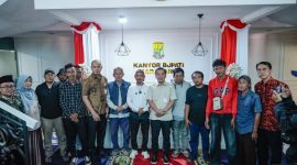Keterangan Foto: Pemerintah Kabupaten Karawang bersama Dinas Sosial menjemput delapan warga Karawang yang menjadi korban dugaan TPPO