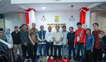 Keterangan Foto: Pemerintah Kabupaten Karawang bersama Dinas Sosial menjemput delapan warga Karawang yang menjadi korban dugaan TPPO