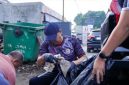 Keterangan Foto: Asep Aang Rahmatullah Sekretaris Daerah Kabupaten Karawang bersama para ASN giat bersih-bersih gerakan Indonesia ASRI