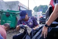 Keterangan Foto: Asep Aang Rahmatullah Sekretaris Daerah Kabupaten Karawang bersama para ASN giat bersih-bersih gerakan Indonesia ASRI