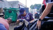 Keterangan Foto: Asep Aang Rahmatullah Sekretaris Daerah Kabupaten Karawang bersama para ASN giat bersih-bersih gerakan Indonesia ASRI