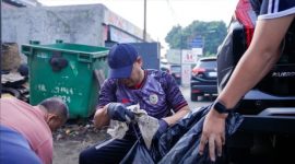 Keterangan Foto: Asep Aang Rahmatullah Sekretaris Daerah Kabupaten Karawang bersama para ASN giat bersih-bersih gerakan Indonesia ASRI