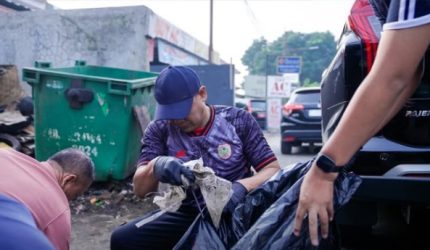 Keterangan Foto: Asep Aang Rahmatullah Sekretaris Daerah Kabupaten Karawang bersama para ASN giat bersih-bersih gerakan Indonesia ASRI