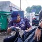 Keterangan Foto: Asep Aang Rahmatullah Sekretaris Daerah Kabupaten Karawang bersama para ASN giat bersih-bersih gerakan Indonesia ASRI