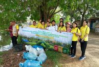 Keterangan Foto: umat Buddha di Kabupaten Karawang menggelar aksi peduli lingkungan dan pelepasan ikan (Fang Shen) di aliran Sungai Leuweung Sereuh