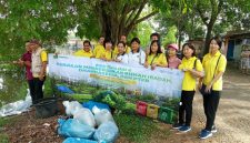 Keterangan Foto: umat Buddha di Kabupaten Karawang menggelar aksi peduli lingkungan dan pelepasan ikan (Fang Shen) di aliran Sungai Leuweung Sereuh