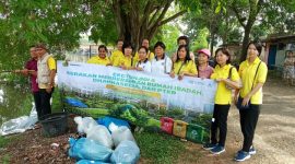 Keterangan Foto: umat Buddha di Kabupaten Karawang menggelar aksi peduli lingkungan dan pelepasan ikan (Fang Shen) di aliran Sungai Leuweung Sereuh