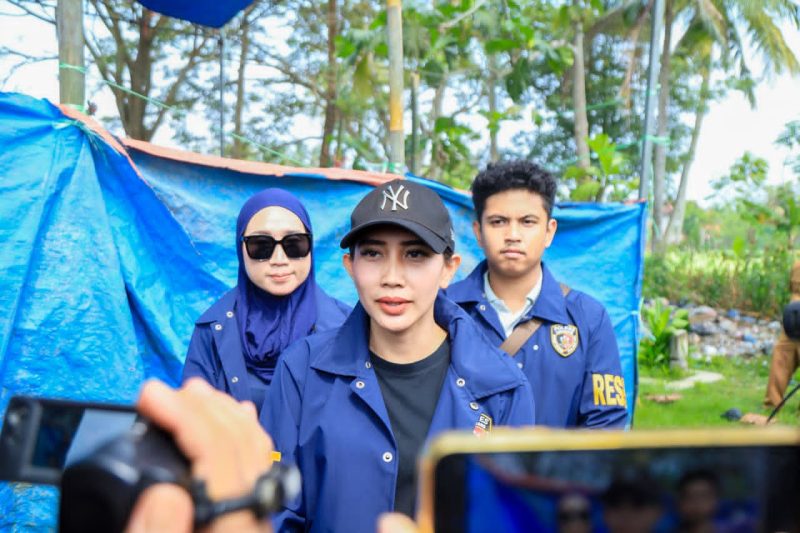 Keterangan Foto: Polres Karawang Polda Jabar melakukan ekshumasi atau pembongkaran makam korban untuk kepentingan autopsi forensik