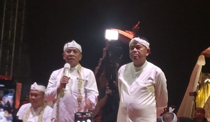 Keterangan Foto: Aep Syaepuloh dan Dedi Mulyadi kompak diacara kirab budaya binokasih
