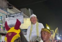 Keterangan Foto: Aep Syaepuloh Bupati Karawang mengaku bahagia dapat mengikuti rangkaian Kirab Mahkota Binokasih bersama masyarakatnya