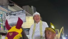 Keterangan Foto: Aep Syaepuloh Bupati Karawang mengaku bahagia dapat mengikuti rangkaian Kirab Mahkota Binokasih bersama masyarakatnya