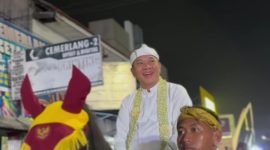 Keterangan Foto: Aep Syaepuloh Bupati Karawang mengaku bahagia dapat mengikuti rangkaian Kirab Mahkota Binokasih bersama masyarakatnya