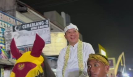 Keterangan Foto: Aep Syaepuloh Bupati Karawang mengaku bahagia dapat mengikuti rangkaian Kirab Mahkota Binokasih bersama masyarakatnya