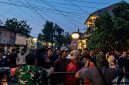 Keterangan Foto: Suporter Viking dan The Jak bentrok di kawasan Perumahan Puri Telukjambe hingga Bundaran Galuh Mas Karawang