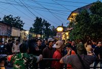 Keterangan Foto: Suporter Viking dan The Jak bentrok di kawasan Perumahan Puri Telukjambe hingga Bundaran Galuh Mas Karawang