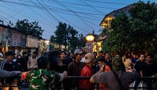Keterangan Foto: Suporter Viking dan The Jak bentrok di kawasan Perumahan Puri Telukjambe hingga Bundaran Galuh Mas Karawang