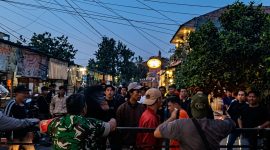 Keterangan Foto: Suporter Viking dan The Jak bentrok di kawasan Perumahan Puri Telukjambe hingga Bundaran Galuh Mas Karawang
