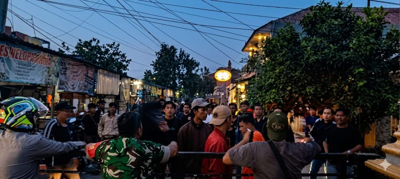 Keterangan Foto: Suporter Viking dan The Jak bentrok di kawasan Perumahan Puri Telukjambe hingga Bundaran Galuh Mas Karawang