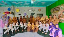 Keterangan Foto: para guru kelas 1 dari SDN 1 Karawang Wetan dan SDN 1 Adiarsa Timur melakukan kunjungan edukatif ke TKQ Anissa