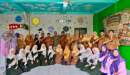 Keterangan Foto: para guru kelas 1 dari SDN 1 Karawang Wetan dan SDN 1 Adiarsa Timur melakukan kunjungan edukatif ke TKQ Anissa