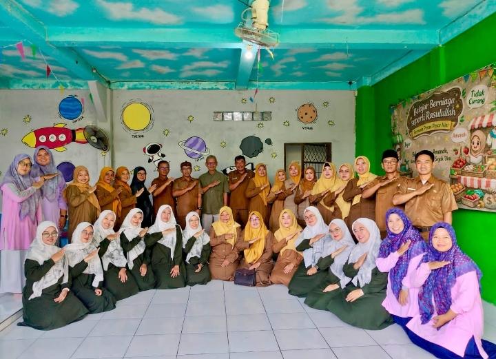 Keterangan Foto: para guru kelas 1 dari SDN 1 Karawang Wetan dan SDN 1 Adiarsa Timur melakukan kunjungan edukatif ke TKQ Anissa
