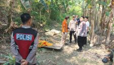 Keterangan Foto: Jajaran Polres Karawang melakukan identifikasi jasad remaja di bantaran Sungai Citarum Kecamatan Batujaya Kabupaten Karawang