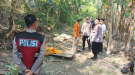 Keterangan Foto: Jajaran Polres Karawang melakukan identifikasi jasad remaja di bantaran Sungai Citarum Kecamatan Batujaya Kabupaten Karawang