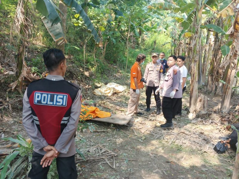 Keterangan Foto: Jajaran Polres Karawang melakukan identifikasi jasad remaja di bantaran Sungai Citarum Kecamatan Batujaya Kabupaten Karawang