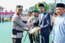 Keterangan Foto: Fiki N. Ardiansyah Kapolres Karawang Sertijab dan memberikan penghargaan kepada anggota dan masyarakat yang berprestasi