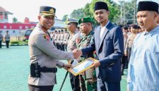 Keterangan Foto: Fiki N. Ardiansyah Kapolres Karawang Sertijab dan memberikan penghargaan kepada anggota dan masyarakat yang berprestasi