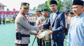 Keterangan Foto: Fiki N. Ardiansyah Kapolres Karawang Sertijab dan memberikan penghargaan kepada anggota dan masyarakat yang berprestasi